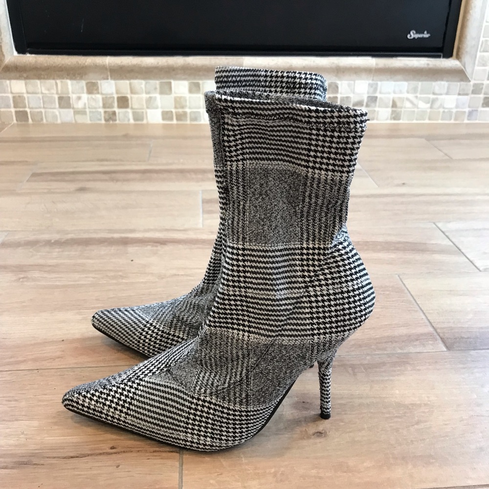NWOT Sergio Todzi Plaid Ankle Bootie